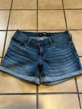 Hollister Women's size 27/5 Blue Rolled-Hem Denim Shorts